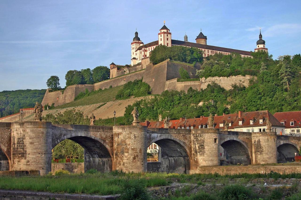 Luxury City Apartment - View Of River And Castle Wurtzburgo Exterior foto